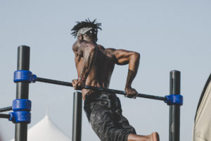 Man Workout an Klimmstange