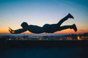 Mann Planking in der Luft