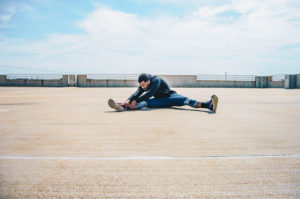 draußen stretching mann