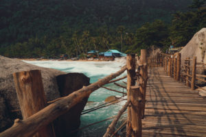 Brücke in Asien zum Strand